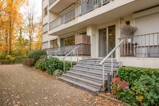 Gunstig gelegen in het gewilde Rubenspark, een appartementencomplex in de buitenwijken van Edegem, bieden wij u dit zeer aantrekkelijke appartement aan. Gelegen op de gelijkvloers verdieping, geniet u hier van een adembenemend uitzicht op het heraangelegde bos van de baron en het historische fort V. Een waar paradijs voor wandelaars en natuurliefhebbers!<br /><br />Voor gezinnen met kinderen is het nabijgelegen fort V een ware ontdekkingsplek met een speeltuin, speelplek voor motorisch gehandicapten, ravotheuvel en pétanquebanen. Bovendien bevindt zich aan de overkant van de straat een handige Carrefour-supermarkt, terwijl winkels, kwalitatieve scholen en het openbaar vervoer op loopafstand te vinden zijn. Met een vlotte verbinding tussen Brussel en Antwerpen is dit de ideale locatie voor pendelaars.<br /><br />Het appartement zelf is smaakvol gerenoveerd en biedt een stijlvolle woonomgeving. Bij binnenkomst in de ruime inkomhal met stalen deur wordt u verwelkomd door de open keuken, voorzien van alle hedendaagse comfort. Aansluitend vindt u het zuidwest-gerichte terras, dat zich over de hele breedte van het appartement uitstrekt.<br /><br />De ruime woonkamer is voorzien van prachtige parketvloeren, die een warme en luxe uitstraling geven aan de leefruimte. De vernieuwde badkamer is uitgerust met een douche en wastafel, terwijl het aparte toilet zorgt voor extra comfort en privacy. U heeft 2 ruime slaapkamer op parket en een ruimte voor was-en droogmachine.<br /><br />U beschikt over een kelderberging.<br /><br />Het gebouw waarin het appartement zich bevindt, is goed onderhouden en gezond. Het dak, de verwarming, terrassen en liften voldoen allemaal aan de normen en de zijgevel is geïsoleerd. <br /><br />De algemene onkosten bedragen ongeveer +-€250 per maand, inclusief een poetsvrouw, reservefonds, verwarming, water, elektriciteit voor de gemeenschappelijke delen, syndicus en verzekering van het gebouw. Het onderhoud van het domein wordt eveneens verzorgd. Verder beschikt het gebouw over een reserverkapitaal van maar liefst +-€380.000.<br /><br /><br />EPC: 310 kWh/m²/jaar