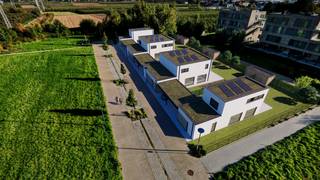 Ontdek deze ruime, comfortabele zonnewoning met carport en tuin. Ze is ontworpen in zachte tinten en gerealiseerd met kwalitatieve materialen. De traditionele bouwwijze staat garant voor degelijkheid die je ook ervaart in de hoogwaardige afwerking. De woningen zijn gelegen in een doodlopende straat en zuidwest georiënteerd. Zo geniet je op elk moment van de dag van heerlijke zonnestralen.<br /><br />De <strong>moderne architectuur</strong> van de zonnewoningen is een subliem samenspel van witte bakstenen en aardse tinten met warme houten elementen. Daar waar de voorgevel eerder gesloten is, zorgen grote glaspartijen in de zij -en achtergevel voor veel lichtinval. <br /><br />Sint-Truiden, de stad die je doet dromen van bloesems en lekker fruit. In Park Gulden Bodem sta je met één voet tussen de fruitbomen en één voet in de stad. Met de boomgaarden in je achtertuin geniet je elke dag van een uniek uitzicht. En je voortuin? Dat is de historische, bruisende stad Sint-Truiden.  Geen compromissen maar het beste van twee werelden. Park Gulden Bodem is een zalige plek om te wonen, laat deze kans niet aan je voorbij gaan.<br /><br /><strong>Indeling:</strong>
<ul>
	<li>Gelijkvloers: carport, inkomhal, WC, ruime leefruimte, open keuken en tuin</li>
	<li>Eerste verdieping: 2 slaapkamers, volledig uitgeruste badkamer, berging/technische ruimte</li>
</ul>
<br /><strong>Troeven:</strong><br />  Zeer energiezuinige woning gelegen in een doodlopende straat <br />  Zuid/Zuidwest gerichte tuin<br />  Prijs van 412.997,- euro inclusief kosten; (Inbegrepen kosten zijn: notariskosten, grond, registratie rechten, architect, EPB, veiligheidscoördinator, BTW).<br /><br />ℹ️ Wens je meer informatie of een afspraak? Bel ons dan nu op het nummer 011 45 82 30<br />💻 Meer projecten? Surf naar www.splendid.be. Samen maken we jouw woondroom waar.<br /> 