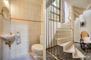 <p>Op een gegeerde en rustige locatie in te Heikant Rotselaar bevindt zich deze bijzonder ruime, open bebouwing met maar liefst 341 m² bewoonbare oppervlakte. De woning staat op een prachtig perceel van 27a 56ca en biedt dankzij haar royale volumes en indeling tal van mogelijkheden.</p>
<p>Het gelijkvloers omvat een ruime inkomhal met apart toilet, een royale leefruimte met aansluitend bureau, een keuken met eetkamer en een praktische keukenberging. Daarnaast is er een bijzonder ruime hobbykamer. Zowel de hobbykamer als het bureau biedt de mogelijkheid om als volwaardige slaapkamer te worden gebruikt. Op de tussenverdieping bevinden zich twee slaapkamers en de badkamer. De bovenverdieping telt nog eens drie slaapkamers. Momenteel beschikt de woning dus over vijf slaapkamers, aangevuld met een bureau en hobbyruimte op het gelijkvloers. Verder zijn er een kelder en een dubbele inpandige garage, waardoor ook aan bergruimte en parkeergelegenheid geen gebrek is. De ruime tuin vormt een aangename, groene omgeving met volop privacy en mogelijkheden.</p>
<p>De woning werd gebouwd in 1988, heeft een gunstig EPC-label C en vereist opfrissingswerken. Dankzij de uitzonderlijke oppervlakte, de vele kamers en het aanwezige karakter kan ze volledig volgens eigen smaak en behoeften verder worden ingericht. Ideaal voor een groot gezin, een vrij beroep, thuiswerk of wie op zoek is naar uitzonderlijk veel ruimte op een uitstekende locatie.</p>
<p>Interesse? Neem contact op met Thomas via +32 499 22 99 24 of thomas@sophimo.be.</p>