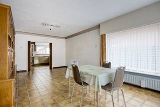 <p>Dorpsstraat 44 in Hechtel-Eksel is zo’n woning waar karakter, ruimte en mogelijkheden moeiteloos samenkomen. Een huis met een warme uitstraling, stevige fundamenten en vooral: enorm veel potentieel om er een eigentijdse droomwoning van te maken.</p>
<p></p>
<p>Deze verzorgde woning uit 1967 biedt maar liefst 175 m² bewoonbare oppervlakte, verrassend ruime kamers en een indeling die vandaag nog steeds bijzonder aangenaam aanvoelt. Hier krijg je niet alleen vier muren, maar een plek waar je meteen ideeën begint te krijgen.</p>
<p></p>
<p>Binnenkomen doe je via de imposante inkomhal, een echte eyecatcher die meteen het karakter van de woning onderstreept. Op het gelijkvloers vind je een lichtrijke leefruimte met grote raampartijen, een halfopen keuken met aansluitende veranda, badkamer, berging, wasplaats en een apart toilet. De ruimtes voelen open, praktisch en uitnodigend aan.</p>
<p></p>
<p>Op de verdieping wachten drie uitzonderlijk ruime slaapkamers. Daarnaast is er nog een extra berging die perfect kan worden omgevormd tot een tweede badkamer, dressing of hobbyruimte. Ook de zolder biedt dankzij de nuttige hoogte nog heel wat mogelijkheden voor extra kamers of een volwaardige uitbreiding van de woning.</p>
<p></p>
<p>Buiten geniet je van een gezellige westgerichte tuin waar je in alle rust tot laat op de avond van de zon kan genieten. De aparte garage met elektrische poort, het ruime bijgebouw en het tuinhuis zorgen voor extra comfort en tal van mogelijkheden voor hobby, opslag of werkruimte. Bovendien is het perceel ook langs achter toegankelijk via een handig poortje.</p>
<p></p>
<p>Deze woning is écht een bezoek waard voor wie op zoek is naar ruimte, potentieel en een plek met authentieke materialen.</p>
<p></p>
<p>Alle relevante attesten en documenten kan u downloaden onderaan de omschrijving van het pand op onze website: www.jamar.immo.</p>