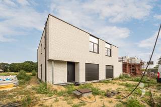 <p><span>Exclusieve actie: de eerste koper ontvangt een gratis zonnepaneleninstallatie bestaande uit 10 panelen van 460 Wp, ter waarde van  5.000.Deze actie is beperkt tot de eerste verkoop, dus snel beslissen loont!</span></p><p><span> </span></p><p><span>Moderne gezinswoning gelegen in het rustige project Veldzicht.</span></p><p><span><br />Het gelijkvloers verwelkomt je met een inkomhal en gastentoilet, een garage en een open leefruimte met zithoek, eetkamer en keuken. De grote ramen zorgen voor een aangename lichtinval en een prachtig uitzicht op de achterliggende weide.</span></p><p><span><br />Op de eerste verdieping vind je een nachthal, apart toilet, drie slaapkamers, een bergruimte met aansluiting wasmachine en droogkast en een badkamer met ligbad, douche en dubbele wastafel.</span></p><p><span><br />Deze woning is voorzien van zonnepanelen (4500 Wp), een warmtepomp gekoppeld aan vloerverwarming, ventilatiesysteem en regenwaterrecuperatie. Beslis tijdig en pas de woning naar jouw eigen wens aan!</span></p><p><span> </span></p><p><span>*Project Veldzicht is momenteel in opbouw. Verkoop onder de Wet Breyne (12% registratierechten op de grond, 21% btw op de constructie).</span></p><p><span> </span></p><p><span>Interesse in deze woning? Contacteer ons op 016 15 31 15 of info@immolivit.be</span></p>