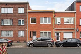 <p>Op zoek naar een ruime gezinswoning met karakter én potentieel?</p>
<p>Deze te renoveren woning aan Frans Stienletlaan 30, Wilrijk biedt alles wat je nodig hebt! Een volledig renovatiepand waar je alle keuzes zelf maakt: van vloeren tot badkamer, hier bepaal jij het helemaal.</p>
<p>Ben jij een renovatie-expert of heb je gewoon een geweldig gevoel voor stijl? Begin alvast met je moodboard, want hier kun je je creativiteit volledig de vrije loop laten.</p>
<p>De ligging? Absoluut top!<br />Welkom in het bruisende hart van het Valaar. De woning ligt in een rustige woonwijk, pal aan scholen, winkels en openbaar vervoer, met vlotte verbinding naar de A12 en E19. Ideaal voor jonge gezinnen die comfort, groen en bereikbaarheid willen combineren.</p>
<p>Deze hotspot voor jonge gezinnen heeft voor ieder wat wils. Waar wacht je nog op? Deze kans mag je niet laten schieten!</p>
<p>Gvg, Gvv, Wg, Vkr, Gmo, geen overstromingsgevoelig gebied</p>
<p>Dit pand is onderworpen aan de renovatieverplichting van de Vlaamse overheid voor residentiële gebouwen.<br />https://www.vlaanderen.be/een-huis-of-appartement-kopen/renovatieverplichting-voor-residentiele-gebouwen<br /><br />Alle attesten zijn te vinden op www.jamar.immo.</p>
<p>Ben je klaar om van deze woning je eigen thuis te maken? Contacteer ons snel voor een bezoek!<br /><br />Wg, Gvg, Gvv, Gvkr, Gmo, geen overstromingsgevoleig geboed, geen WORG</p>