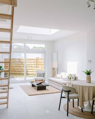 <p><span>GENT - Gerenoveerde woning met zonnige stadstuin</span></p><p><span> </span></p><p><span>In de Geitstraat 3 te Gent bevindt zich deze volledige gerenoveerde woning op een uitstekende locatie. U woont hier op slechts enkele minuten fietsen van het historische stadscentrum, op wandelafstand van het natuurgebied Bourgoyen-Ossemeersen en met een vlotte verbinding naar belangrijke invalswegen en het openbaar vervoer. Winkels, scholen en andere voorzieningen bevinden zich bovendien in de onmiddellijke omgeving. </span></p><p><span>Een ideale combinatie van rustig wonen en de dynamiek van de stad binnen handbereik.</span></p><p><span> </span></p><p><span>De woning werd recent grondig gerenoveerd met aandacht voor kwaliteit, comfort en duurzaamheid. </span></p><p><span>Dankzij de doordachte indeling, hoogwaardige materialen en stijlvolle afwerking geniet u van een hedendaagse woning die volledig klaar is voor de toekomst.</span></p><p><span> </span></p><p><span>Enkele troeven op een rij:</span></p><ul><li><span>Energiezuinig (EPC B)</span></li><li><span>Zuidwest georiënteerde stadstuin</span></li><li><span>Centrale en vlot bereikbare ligging</span></li><li><span>3 volwaardige slaapkamers</span></li><li><span>Aangename lichtinval doorheen de woning</span></li></ul><p><span> </span></p><p><span>De indeling gaat als volgt: </span></p><p><span>Gelijkvloers:</span></p><p><span>Ruime inkomhal met apart gastentoilet en wasplaats. Aansluitend de open keuken, die uitgeeft op de eet- en leefruimte met aansluitende toegang tot de tuin. </span></p><p><span>Verdieping(en):</span></p><p><span>De eerste verdieping omvat de badkamer met inloopdouche en dubbele lavabo, een apart toilet en de ruime master bedroom. </span></p><p><span>Op de tweede verdieping bevinden zich de tweede en derde slaapkamer.</span></p><p><span> </span></p><p><span>Belangrijk:</span></p><p><span>Richtprijs: 429.000 EUR</span></p><p><span>EPC: B (183 kWh/m² jaar)</span></p><p><span> </span></p><p><span>Interesse? Contacteer Axel Lenaerts makelaars voor meer informatie of een bezoek ter plaatse!</span></p><p><span> </span></p>