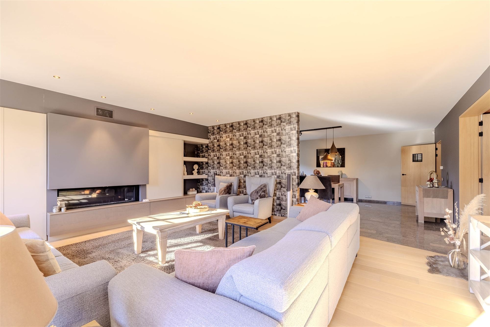 Riante woning met zwembad en magazijnen - foto 4