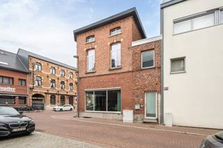 Commercieel pand met appartement op toplocatie in het hart van WesterloOp een perceel van 95 m² bevindt zich dit veelzijdige pand met een commerciële...