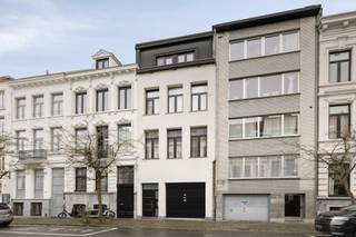 <p><span>Welkom in dit prachtige familiehuis in Antwerpen dat het perfecte evenwicht biedt tussen comfort, stijl en ruimte. Met 210 vierkante meter leefoppervlak en een grondoppervlak van 100 vierkante meter, biedt deze woning volop mogelijkheden voor een gezin dat naar iets bijzonders zoekt.</span></p><p><span> </span></p><p><span>Dit modern gerenoveerde huis beschikt over vijf slaapkamers, ideaal voor gezinnen van verschillende groottes of voor degenen die extra ruimte wensen voor een kantoor of gastenvertrek. De twee badkamers zijn beide voorzien van premium materialen en contemporary design. De ene badkamer straalt elegantie uit met een freestanding soaking tub en luxe marmeren tegels, terwijl de tweede badkamer functioneel en stijlvol is ingericht.</span></p><p><span> </span></p><p><span>De leefruimtes zijn werkelijk uitnodigend. De ruime woonkamer aan de voorzijde beschikt over grote ramen die volop natuurlicht toelaten en creëert een warme, gastvrije sfeer. Een open keuken grenst aan deze leefruimte en biedt een uitstekende manier om in contact te blijven met familie en gasten terwijl je kookt. De afwerking van de keuken is modern en functioneel, met kwalitatieve apparatuur en veel opslagruimte.</span></p><p><span> </span></p><p><span>Een opvallend kenmerk is de eetsituatie met directe toegang tot een fantastische tuin. Deze buitenruimte is voorzien van een aangenaam overdekt terras, perfect voor ontspanning en buitengastheerschap. De ruime garage biedt niet alleen praktische opslagruimte maar ook bescherming voor voertuigen en fietsopberging.</span></p><p><span> </span></p><p><span>De trappenhal, met zijn warme houten trappen en elegante wit geschilderde muren, creëert een naadloze verbinding tussen de verschillende verdiepingen. Overal in het huis zie je aandacht voor detail: subtiele verlichting, goed gekozen kleuren en ruime inplanting maken elke ruimte aangenaam.</span></p><p><span> </span></p><p><span>Dit huis in hartje Antwerpen biedt een ideale combinatie van wooncomfort en moderne voorzieningen, perfect voor families die waarde hechten aan ruimte, stijl en kwaliteit.</span></p>