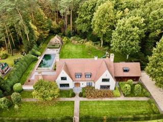 PRACHTIGE LANDELIJK-MODERNE VILLA TENMIDDEN EEN OASE VAN RUST EN GROEN Welkom in deze Prachtige Villa ten einde van de Berkenlaan,Centraal en Sereen...
