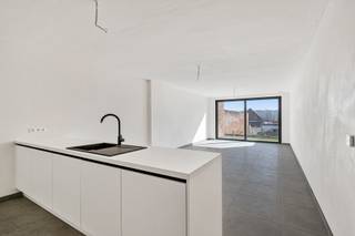 Op het gelijkvloers van dit nieuwbouwproject bevindt zich dit éénslaapkamer appartement. Het appartement omvat een inkomhal die uitgeeft op de ruime eet- en leefruimte met open keuken. Aansluitend aan de keuken is de bergruimte aanwezig. Via het schuifraam in de leefruimte bereikt men het aangelegd terras met privatieve tuin. Dit appartement omvat een slaapkamer en een badkamer (spoeltafel en inloopdoche), alsook een apart toilet. Dit BEN-appartement met een <strong>score van 2</strong> is voorzien van warmtepomp, luchtdichte isolatie, vloerverwarming en zonnepanelen! De hoogwaardige materialen waarmee uw appartement wordt afgewerkt waaronder Siemens toestellen in de keuken is een echte aanrader. Aan de achterzijde van het gebouw bevinden zich de autostaanplaatsen die reeds voorzien zijn met een wachtleiding voor een snellaadpaal. <br />Een extra troef van dit BEN appartement is de gunstige <strong>score E-PEIL 2.</strong><br /><br />Voor meer informatie bel: 055 35 00 45 of mail saimen@cornelis-partners.be. Bij te kopen privé staanplaats aan € 12.000,- en afgesloten tuinberging aan € 2.500,-.<br />*Prijs vermeld in de advertentie betreft prijs excl. BTW en kosten*