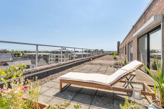 Welkom op de Witte Torenwal 5 bus 15 in Bree.<br /><br />Bent u op zoek naar een instapklaar appartement in het centrum van Bree?<br />Zoekt u een investeringsappartement dat u meteen wenst te verhuren?<br />Dan is dit lichtrijke dakappartement met twee ruime terrassen absoluut een bezoek waard!<br /><br />Gelegen op het bovenste verdiep, geniet u hier van een aangename woonomgeving in het hart van Bree, met winkels, horeca, openbaar vervoer en andere voorzieningen op wandelafstand. Dankzij de centrale ligging combineert dit appartement comfort, rust en een uitstekende bereikbaarheid.<br /><br />Troeven:<br />✔ Instapklaar<br />✔ Twee ruime terrassen (voor- en achterzijde)<br />✔ Conforme stroomkeuring<br />✔ Gunstige EPC score (B label)<br />✔ Veel natuurlijke lichtinval<br />✔ Open en geïnstalleerde keuken<br />✔ Ondergrondse berging<br />✔ Gelegen in het centrum van Bree<br /><br />Indeling – appartement (ca. 67,06 m² bewoonbare oppervlakte):<br /><br />Het appartement omvat een centrale inkomhal, een apart toilet, een ruime en lichtrijke leefruimte met open geïnstalleerde keuken, een volledig geïnstalleerde badkamer en één ruime slaapkamer met dressing.<br /><br />Bovendien beschikt het appartement over twee aangename terrassen aan de voor- en achterzijde, waardoor u op elk moment van de dag van de zon kunt genieten.<br />In de ondergrondse verdieping bevindt zich nog een private berging.<br /><br />Het EPC-verslag, het grondplan en andere beschikbare documenten kan u eenvoudig downloaden in bijlage.<br /><br />Interesse in een bezichtiging?<br />Bel ons via 089 391 555 of mail naar info@frerevastgoed.be.