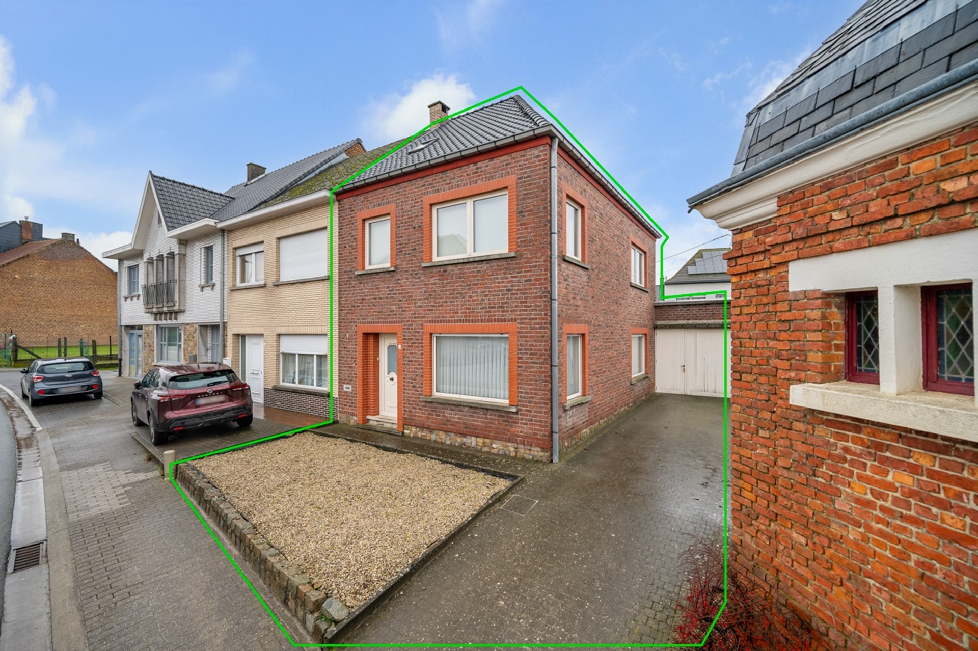 Op te frissen halfopen bebouwing met garage en gezellige tuin - foto 2
