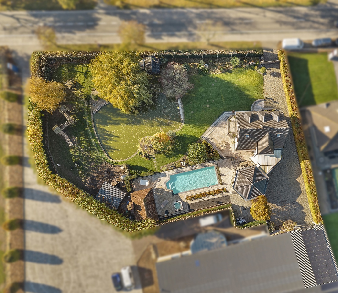 Villa op 2.890m2 met zwembad, vijver en loods - foto 1