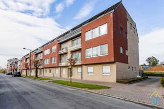 <p>Ontdek dit instapklare en uitstekend gelegen appartement in Ronse, op wandelafstand van het centrum, winkels en scholen. Deze instapklare woning combineert comfort, ruimte en licht op een aantrekkelijke locatie.<br /><br />Het appartement beschikt over twee volwaardige slaapkamers, waarvan één met toegang tot een gezellig terras. De keuken sluit naadloos aan op een praktische berging. De ruime en lichtrijke leefruimte vormt het hart van de woning en geeft uit op een tweede terras, ideaal om te genieten van rust en buitenlucht.<br /><br />Verder is er een nette badkamer en een apart toilet voor extra comfort. Dankzij de aanwezigheid van een garage en bijkomende berging geniet u bovendien van voldoende opbergruimte.<br /><br />Dit appartement is een uitstekende opportuniteit, zowel als investering als voor starters die op zoek zijn naar een kwalitatieve en goed gelegen thuisbasis.<br /><br />Interesse?<br />Neem gerust contact op 0468 15 14 41 of mail naar laura.r@cornelis-goeman.be.</p>