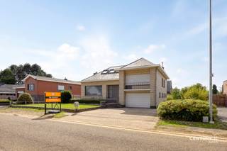 Welkom in Gelrode! Aan de Oude Steenweg vinden we deze verrassend ruime en veelzijdige woning terug. De woning werd de afgelopen jaren grondig gerenoveerd en biedt vandaag maar liefst zes slaapkamers én een afzonderlijke praktijkruimte. Hierdoor is ze bijzonder geschikt voor een groot gezin, een zelfstandige activiteit aan huis of voor wie wonen en werken graag wil combineren.<br /><br />Binnen geniet u van royale leefruimtes en een praktische indeling. Met zes slaapkamers is er meer dan voldoende plaats voor het hele gezin, terwijl extra kamers eveneens dienst kunnen doen als bureau, hobbykamer of logeerkamer. Een absolute troef is de aparte praktijkruimte, die voorheen werd uitgebaat als kapsalon. Deze ruimte biedt tal van mogelijkheden voor zelfstandigen, vrije beroepen of andere professionele activiteiten en laat toe om werk en privé op een comfortabele manier van elkaar te scheiden.<br /><br />Ook op energetisch en technisch vlak werden de afgelopen jaren belangrijke investeringen uitgevoerd. Zo werden alle ramen vervangen en werd het dak geïsoleerd. Deze verbeteringen resulteren in een EPC-label D. Bovendien is de elektrische installatie conform, waardoor een aantal belangrijke renovatiewerken reeds achter de rug zijn. Dankzij deze combinatie is de woning een interessante opportuniteit voor wie op zoek is naar veel ruimte en veelzijdige mogelijkheden in Gelrode.<br /><br />Tenslotte is het nog buiten gezellig vertoeven op een perceel van meer dan 9 are, wat voldoende plaats biedt voor zowel ontspanning als tuinieren.<br /><br />Benieuwd naar deze ruime woning en haar mogelijkheden? Neem gerust contact met ons op voor meer informatie of een bezoek ter plaatse via ben@sophimo.be of op 0468 58 04 09 !