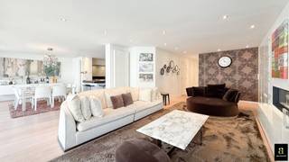 Appartement spacieux et contemporain de 182 m² sur une top localisation au cœur de Knokke, à distance de marche de la plage et des magasins, situé dans une résidence élégante datant de 2010.<br />Disposition : hall d'entrée spacieux avec vestiaire et toilette invités. Salle à manger et salon et très lumineux avec feu ouvert au gaz, une largeur de façade de 11 mètres et accès à deux terrasses. Cuisine ouverte moderne équipée de tous les appareils et un coin petit-déjeuner convivial. Buanderie/débarras pratique attenant.<br />La chambre principale dispose d’un dressing et d’une salle de bains en suite avec baignoire, toilettes et double lavabo. Une deuxième chambre spacieuse, une salle de douche séparée et une troisième chambre avec salle de bains privée (baignoire et lavabo) ainsi qu’un local technique. Toutes les chambres ont accès à la terrasse arrière et sont équipées de volets automatiques.<br />Deux caves privatives et crochets à vélos.