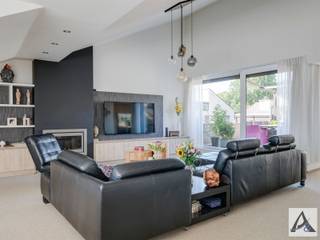 <h1><span>EXCLUSIEF EN UITZONDERLIJK RUIM PENTHOUSE VAN 169 M² MET ZONGERICHT TERRAS VAN 34 M²</span><span> NABIJ HET CENTRUM VAN BERINGEN</span></h1><p><span>Welkom in dit bijzonder ruime en stijlvol afgewerkte penthouse, gelegen op een gunstige locatie nabij het centrum van Beringen. Met een uitzonderlijke woonoppervlakte van maar liefst 169 m², drie volwaardige slaapkamers, twee badkamers en een indrukwekkend zongericht terras van ca. 34 m², biedt dit appartement een woonbeleving die u eerder bij een ruime woning zou verwachten.</span></p><p><span>Reeds bij het binnenkomen wordt de kwalitatieve afwerking van dit appartement duidelijk. De ruime inkomhal beschikt over een discreet weggewerkt gastentoilet, praktische inbouwmogelijkheden en geeft via een prachtige pivoterende glazen deur toegang tot de royale leefruimte. De combinatie van de uitzonderlijke volumes, hoogwaardige materialen en grote raampartijen zorgt meteen voor een bijzonder gevoel van ruimte en luxe.</span></p><p><span>De leefruimte vormt zonder twijfel het hart van deze eigendom. Dankzij de royale oppervlakte, de grote raampartijen en de indrukwekkende vrije hoogte van maar liefst 4 meter op het hoogste punt, geniet deze ruimte van een uitzonderlijk ruimtelijk gevoel. Het grote Z-raam, gericht op het zonnige terras, zorgt bovendien voor een overvloed aan natuurlijk daglicht en vormt een mooie verbinding tussen het interieur en de buitenruimte.</span></p><p><span>De open leefkeuken sluit naadloos aan op de leefruimte en vormt samen met de eet- en zithoek één bijzonder aangenaam geheel. Aansluitend bevindt zich een praktische bergruimte met ingebouwde kasten, waardoor ook op vlak van functionaliteit aan alles werd gedacht.</span></p><p><span>Een absolute blikvanger is het royale, zongerichte terras van ca. 34 m². Dankzij de ruime oppervlakte is hier plaats voor zowel een comfortabele lounge als een uitgebreide eettafel. De aanwezige zonneluifel zorgt bovendien voor extra comfort tijdens warme en zonnige dagen. Het terras vormt dan ook een volwaardige verlenging van de leefruimte en een heerlijke plek om in alle rust van het buitenleven te genieten.</span></p><p><span>Ook het slaapgedeelte werd bijzonder ruim en comfortabel opgevat. Het appartement beschikt over drie volwaardige slaapkamers, waarbij elke slaapkamer is afgewerkt met een kwalitatieve parketvloer. De master bedroom beschikt over een eigen ensuite badkamer. Daarnaast is er een tweede badkamer die ter beschikking staat van de overige slaapkamers.</span></p><p><span>In totaal beschikt het appartement over twee badkamers. De eerste badkamer is uitgerust met een douche en lavabomeubel, terwijl de ensuite badkamer bij de master bedroom beschikt over zowel een comfortabel bad als een afzonderlijke douche.</span></p><p><span>Doorheen het appartement werd bovendien volop ingezet op praktische opbergruimte. Zo zijn er ingebouwde kasten in de leefruimte, een praktische kastenwand in de bergruimte aan de keuken en bijkomende inbouwkasten in de nachthal. Hierdoor blijft het appartement bijzonder strak en verzorgd, zonder in te boeten aan gebruiksgemak.</span></p><p><span>Ook technisch werd deze eigendom doorheen de jaren met de nodige zorg onderhouden en gemoderniseerd. Er werd niet enkel aandacht besteed aan het algemene onderhoud, maar ook aan hedendaags comfort en energiezuinigheid. Zo werd onder meer geïnvesteerd in airconditioning in de leefruimte, een recente gasketel en een zonne-installatie met thuisbatterij!</span></p><h3><span>INDELING</span></h3><p><span>Inkomhal</span></p><ul><li><span>Discreet weggewerkt gastentoilet</span></li><li><span>Pivoterende glazen deur naar de leefruimte</span></li></ul><p><span>Leefruimte</span></p><ul><li><span>Uitzonderlijk ruime en zeer lichtrijke leefruimte</span></li><li><span>Open leefkeuken</span></li><li><span>Indrukwekkende vrije hoogte tot ca. 4 meter</span></li><li><span>Grote raampartijen</span></li><li><span>Groot Z-raam gericht op het zonneterras</span></li><li><span>Ingebouwde kasten</span></li><li><span>Rechtstreekse toegang tot het terras</span></li></ul><p><span>Buitenruimte</span></p><ul><li><span>Groot zongericht terras van ca. 34 m²</span></li><li><span>Zonneluifel</span></li></ul><p><span>Slaapgedeelte</span></p><ul><li><span>Ruime nachthal met ingebouwde kasten</span></li><li><span>Drie volwaardige slaapkamers</span></li><li><span>Alle slaapkamers voorzien van kwalitatieve parketvloer</span></li><li><span>Master bedroom met ensuite badkamer</span></li></ul><p><span>Badkamers</span></p><ul><li><span>Eerste badkamer met douche en lavabomeubel</span></li><li><span>Ensuite badkamer met bad én afzonderlijke douche</span></li></ul><p><span>Berging & parking</span></p><ul><li><span>Praktische bergruimte aansluitend aan de keuken</span></li><li><span>Voorzien van ingebouwde kasten</span></li><li><span>Zowel de kelderberging als de ondergrondse staanplaats zijn inbegrepen in de verkoopprijs </span></li><li><span>Ruime buitenparkings vrij te gebruiken</span></li></ul><h3><span>TROEVEN</span></h3><ul><li><span>Uitzonderlijk ruim penthouse van 169 m²</span></li><li><span>Drie volwaardige slaapkamers</span></li><li><span>Twee badkamers</span></li><li><span>Groot zongericht terras van ca. 34 m²</span></li><li><span>Zeer ruime en lichtrijke leefruimte</span></li><li><span>Indrukwekkende vrije hoogte tot ca. 4 meter</span></li><li><span>Groot Z-raam met zicht en toegang richting terras</span></li><li><span>Pivoterende glazen deur tussen inkomhal en leefruimte</span></li><li><span>Hoogwaardige en verzorgde afwerking</span></li><li><span>Alle slaapkamers voorzien van parketvloer</span></li><li><span>Uitgebreide ingebouwde kasten</span></li><li><span>Airconditioning in de leefruimte</span></li><li><span>Zonne-installatie met thuisbatterij</span></li><li><span>Nieuwe gasketel</span></li><li><span>Praktische bergruimte</span></li><li><span>Instapklaar en zeer goed onderhouden</span></li><li><span>Gunstige ligging nabij het centrum van Beringen</span></li></ul><p><span>Dit uitzonderlijke penthouse combineert ruimte, licht, comfort en kwaliteit op een bijzonder geslaagde manier. De royale leefruimtes, de plafondhoogte tot 4 meter, de hoogwaardige afwerking, drie volwaardige slaapkamers, twee badkamers en het indrukwekkende terras maken van deze eigendom een bijzonder compleet geheel.</span></p><p><span>Daarbovenop zijn ook de ondergrondse autostaanplaats en privatieve kelderberging inbegrepen in de verkoopprijs, waardoor het totaalpakket nog aantrekkelijker wordt. Bent u op zoek naar een appartement met de ruimte en het woongevoel van een woning, maar met het comfort van een penthouse? Dan verdient deze eigendom absoluut uw aandacht.</span></p><p><span>Laat u tijdens een bezoek verrassen door de uitzonderlijke volumes, de hoogwaardige afwerking en de prachtige leefruimtes van dit unieke penthouse.</span></p><p><span>Neem vandaag nog contact met ons op via <span>info@immopa.be</span></span><span> of 089/50.35.85 en plan uw bezoek.</span></p><p><span> </span></p><p><span> </span></p>