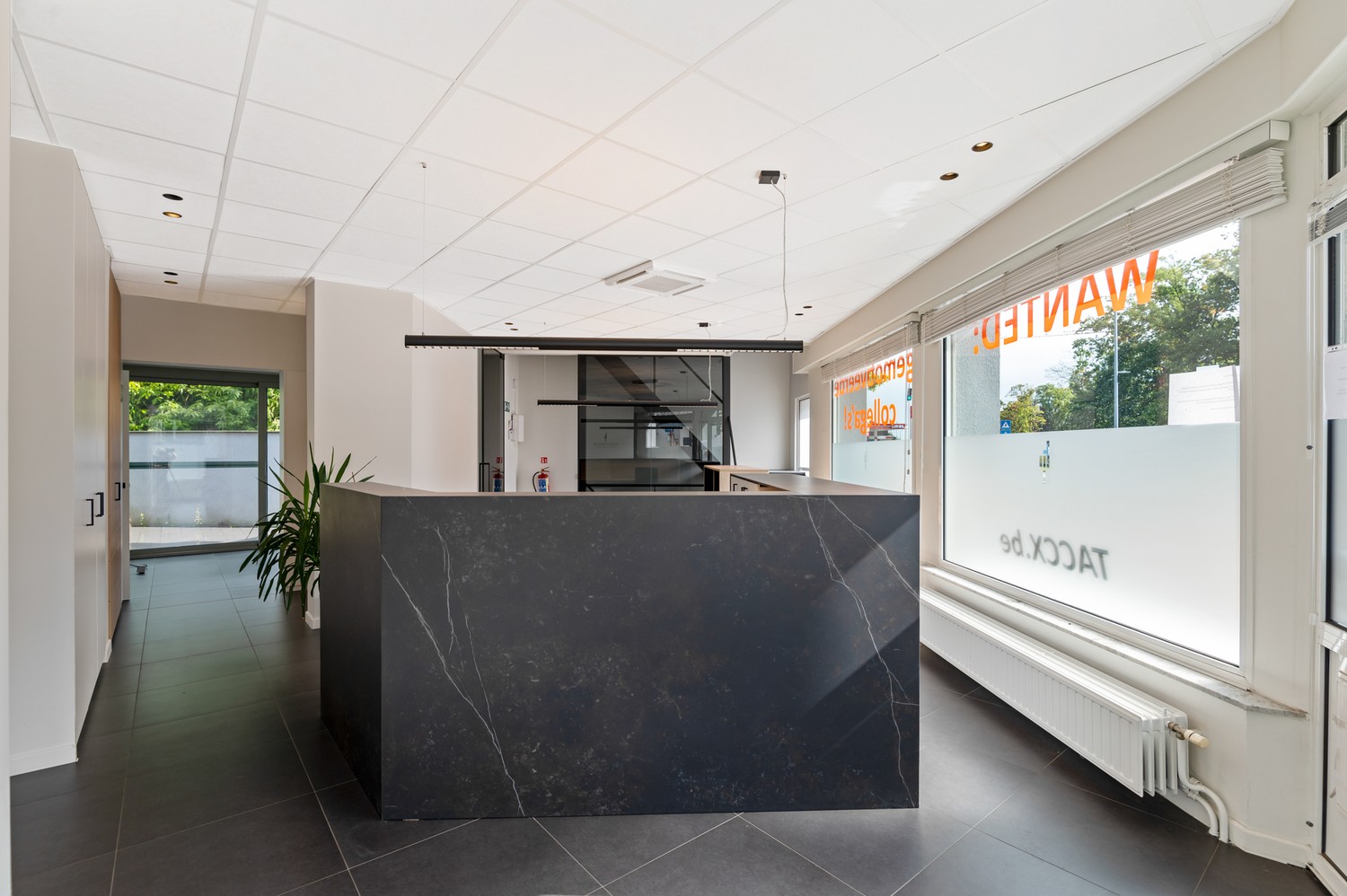 Ruim kantoorgebouw op een centrale locatie te koop in Wommelgem - foto 2