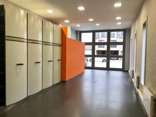 Kantoorruimte (ca. 50 m²) met achtergelegen magazijn (ca. 240 m²) te huur nabij het centrum van Sint Antonius.Dit kantoor is gelegen op het...