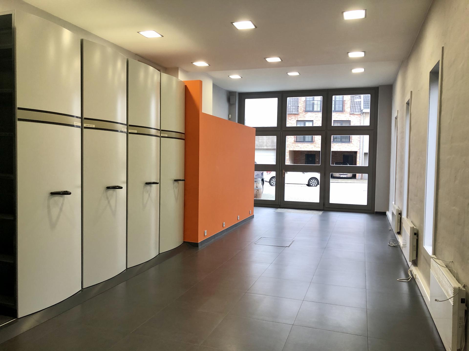 Kantoor met achtergelegen magazijn te huur - foto 1