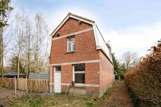 Zeer rustig en volledig te renoveren woning met 2 slaapkamers op een TOPlocatie te Brasschaat! Huidige indeling: gelijkvloers bestaande uit leefruimte, aparte eetkamer en keuken/badkamer. Op de eerste verdieping treffen we 2 slaapkamers aan. Achteraan de woning bevinden zich nog meerdere bergingen, alsook apart gastentoilet. Ruime en zonnige (NW) tuin van 419 m2. Deze woning is een uitstekende kans om volledig naar eigen smaak te renoveren en er uw droomhuis van te maken! <br /><br />Extra: <br />- Bouwvoorschriften in aanvraag<br />- Woning opgenomen als vergund geacht gebouw (onweerlegbaar)<br />- EPC: 1532 kWh/m² uc: 20230923-0002996927-RES-1 (E-score -> renovatieverplichting).<br />- Niet-asbestveilig<br />- Perceelscore A, gebouwscore A. Niet gelegen in mogelijks of overstromingsgevoelig gebied, niet gelegen in afgebakend overstromingsgebied of afgebakende oeverzone, niet gelegen in risicozone overstromingen.<br />- Agrarisch gebied, Gvg, Gmo, Gvkr, Gvv.<br /><br />Nabij school, winkels, openbaar vervoer, etc. Voor meer info ga naar www.coenenvastgoed.be of bel 03/375.82.92