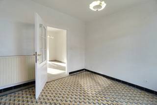 In hartje Zarren op wandelafstand van diverse handelzaken treffen we deze totaalgerenoveerde woning aan.Het betreft een vernieuwbouw van 2023, die...