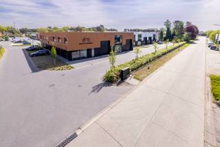 KMO Unit 510m² met top zichtbare locatie te merksplas.Tot 31/12/2026 is het mogelijk onder 21% Btw te kopen.Indeling:Gelijkvloers:- Showroom met...