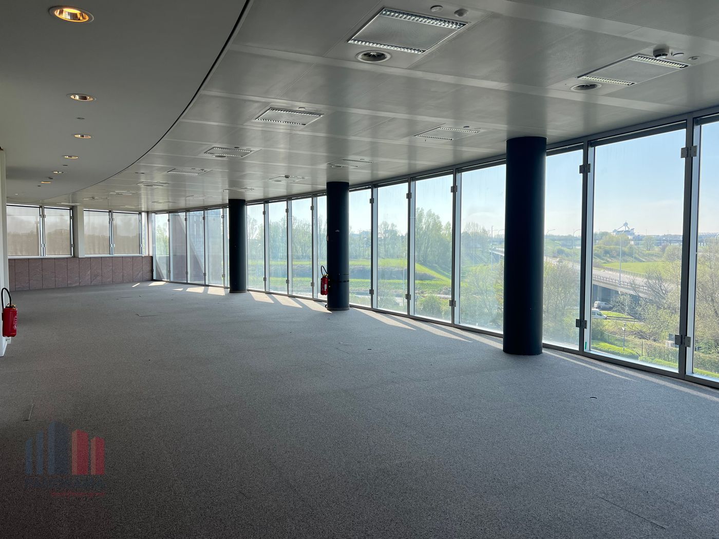 Bureaux de 740 m² à location phénoménale, visibilité du R0 & A12 - photo 1