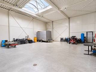 <p><span><strong>Opslagruimte van 216 m<br /></strong></span><br />Deze open opslagruimte van 216 m² biedt een ideale oplossing voor bedrijven of kleine zelfstandigen die op zoek zijn naar een toegankelijke, functionele en beveiligde locatie. De unit is bereikbaar via een brede sectionaalpoort en beschikt daarnaast over een aparte toegangsdeur.</p>
<p>Aansluitend bevindt zich een afgesloten technische ruimte, die toegankelijk is via een buitendeur. Hier is een aansluiting voor sanitair mogelijk.<br /><br />Verder is er een internetaansluiting voorzien, wat directe ingebruikname vergemakkelijkt.</p>
<p>De unit is uitgerust met een alarminstallatie en camerabewaking, wat bijdraagt aan een veilige werkomgeving. Voor de opslagruimte zijn vier parkeerplaatsen beschikbaar.</p>