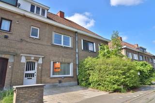 <p><span>GEZINSWONING IN RUSTIGE BUURT</span><span><br /><br />Deze klassieke gezinswoning geniet van een rustige ligging weg van de straat en nabij het centrum.<br />De voortuin die nu is aangelegd als parkeerplaats, brengt ons naar een ruime inkom die ons verwelkomt.</span></p><p><span> </span></p><p><span>Een lichtrijke leefruimte zet in op een optimaal buitencontact, zowel voor als achter zorgen grote ramen voor een open sfeer.<br />De aansluitende keuken heeft een nette, sobere inrichting, ook het buitencontact is hier aanwezig.</span></p><p><span> </span></p><p><span>Op het verdiep zijn 3 slaapkamers en een badkamer.<br />Vanuit de traphal komt de zolder aanzetten met extra woon-, hobby- of slaapruimte.</span></p><p><span> </span></p><p><span>Buiten overheerst de zon en zet rust de toon.<br />Een groot terras en een aanleunende tuin zetten in op aangename buitenmomenten.</span></p><p><span> </span></p><p><span>Er is een handige ruime kelderberging en een grote tuinbering.</span></p><p><span> </span></p><p><span>RUSTIGE OMGEVING<br />VLOT NAAR HET CENTRUM<br />ZONNIGE BUITENRUIMTE</span></p>