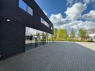 <p>Recente toonzaal / bureelruimte van ca. 155m² met zéér goede zichtbaarheid.<br />Mogelijkheid tot het optioneel bijhuren van een achtergelegen opslagplaats/werkplaats.</p>
<p>Indeling &amp; omschrijving:<br />De ruimte bestaat uit een moderne toonzaal/bureel met een gepolierde betonvloer met hoge draagkracht en een aparte toiletruimte.<br />Aan de achterzijde bestaat de mogelijkheid om een opslagplaats of werkplaats bij te huren, ideaal voor combinatie van kantoor en logistieke activiteiten.</p>
<p><span>Extra info: kadastraal inkomen ten laste van de huurder</span> I EPC label B I watertoets: P-score: B I G-score: B I vlotte aansluiting op de E313 I gelegen nabij Shopping Park Olen I moderne en professionele uitstraling.</p>