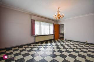 <p><span>Spacious home with numerous possibilities near the center of Hever</span></p><p><span> </span></p><p><span>Kangaroo living, care living or a combination of living and working? Here it is all possible! Thanks to the separate entrances and well-thought-out layout, this property lends itself perfectly to this.</span></p><p><span> </span></p><p><span>The main house, accessed via the Stationsstraat, includes an entrance hall, living room, dining room, kitchen, toilet and stairwell. Upstairs are three bedrooms and a bathroom with sink and tub.</span></p><p><span> </span></p><p><span>The rear residential unit has a separate side entrance and includes a private living area with kitchen, bathroom with sink and shower, bedroom, storage room, laundry room and two toilets. To the rear, there are also two garages accessible from Rodenbach Street.</span></p><p><span> </span></p><p><span>This property to renovate offers great potential for liberal professions, a separate practice room or a home with additional living space for family. In terms of accessibility, the property enjoys an excellent location: the train station is only 500 meters away and you have an easy connection to Mechelen, Leuven, Brussels & Mechelen.</span></p><p><span> </span></p><p><span>Interested in visiting this property? Contact us today!</span></p><p><span> </span></p><p><span>015 20 36 00 - info@domoxim.be</span></p><p><span> </span></p><p><span>domoXim. Where dreams come home!</span></p><p><span> </span></p><p><span>Also want to know the value of your </span><span>own</span><span> home? We are happy to give you advice.</span></p><p><span> </span></p><p><span>This property is subject to the renovation obligation of the Flemish government for residential buildings (except in case of demolition within 6 years of purchase). For more information, consult the website of the Flemish Energy and Climate Agency at https://www.vlaanderen.be/een-huis-of-appartement-kopen/renovatieverplichting-voor-residentiele-gebouwen.</span></p>