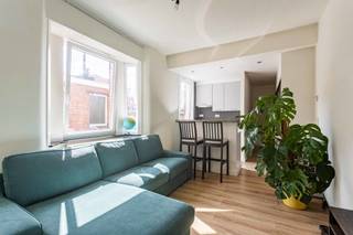 Deze volledig gerenoveerde studio is gelegen in het centrum van Aalst op wandelafstand van scholen, winkels en station. De studio bevindt zich op de eerste verdieping in een gebouw zonder lift en bestaat uit een inkomhal, apart toilet, leefruimte met open keuken (kookplaat, dampkap, spoelbak) en slaapkamer met ensuite badkamer (inloopdouche en enkele wastafel) de studio beschikt tevens over een ingemaakte kastenwand. Dankzij de uitmuntende ligging is deze studio ideaal als starters appartement! <br /><br />Geen gemeenschappelijke lasten, parkeergelegenheid in nabijheid en in de straat. Huurprijs: 575,- EUR/ maand + 20 EUR/ maand lasten. beschikbaar vanaf 01/07/2026