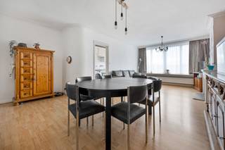 Dit goed en centraal gelegen appartement heeft 2 slaapkamers ( 9m² - 16m²) en een terras ( 5m²) achteraan met berging.<br />Via de inkom komen we in de living met veel lichtinval allebei op een laminaatvloer.<br /><br />De keuken is uitgerust met een oven, een dubbele spoelbak, een vaatwasser, ceramische kookplaat, een dampkap, ingebouwde ijskast en diepvries en kasten boven en onder.<br /><br />De badkamer is volledig betegeld en heeft een ligbad/douche en een lavabo.<br /><br />Er is een aparte wc.<br /><br />De 2 slaapkamers hebben een laminaatvloer en de kleinste slaapkamer heeft een toegang tot het terras.<br /><br />De elektriciteit is CONFORM !<br /><br />De garage is apart aan te kopen voor €25.000.<br /><br />stedenbouwkundig uittreksel is in aanvraag.<br /><br />Voor meer info of een bezoek ter plaatse kan u vrijblijvend contact opnemen met Philip op het nr.: 0476/999.029 of philip@reds.be.