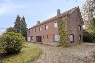 <p>Située dans le village recherché de Kaggevinne, à proximité immédiate de Diest, cette villa de caractère offre un cadre de vie exceptionnel alliant espace, tranquillité et potentiel. Avec une surface habitable de 410 m² et un terrain magnifiquement arboré de 18a, elle constitue une opportunité rare pour les familles nombreuses ou les personnes souhaitant combiner habitation et activité professionnelle.</p><p>Dès l’entrée, vous découvrez un vaste espace de vie baigné de lumière grâce aux larges baies vitrées. Les volumes généreux permettent de nombreuses possibilités d’aménagement et offrent une agréable vue sur le jardin.</p><p>La cuisine séparée dispose d’un espace suffisant pour intégrer un coin repas convivial. Elle constitue une excellente base pour la création d’une cuisine moderne répondant aux attentes actuelles.</p><p>L’étage comprend actuellement quatre chambres spacieuses ainsi qu’un bureau indépendant. Grâce à la configuration existante, il est également possible d’aménager jusqu’à trois chambres supplémentaires. Cette flexibilité permet de répondre aux besoins des grandes familles ou des personnes recherchant des espaces polyvalents.</p><p>À l’extérieur, le terrain de 18a est entouré d’arbres et de plantations matures garantissant une intimité remarquable. Ce cadre verdoyant invite à la détente et permet de profiter pleinement de la vie en extérieur.</p><p>La propriété bénéficie également d’une grande cave offrant de nombreuses possibilités de rangement. Le vide sanitaire constitue un avantage supplémentaire pour les futurs travaux de rénovation et l’installation de techniques modernes.</p><p>La situation est particulièrement attractive grâce à la proximité des commerces, écoles, transports en commun, infrastructures sportives et principaux axes routiers. Vous profitez ainsi d’un environnement calme tout en restant proche de toutes les commodités.</p><p>L’obligation de rénovation offre l’opportunité de transformer cette villa de caractère en une habitation contemporaine et performante sur le plan énergétique. Les volumes impressionnants, le terrain exceptionnel et le potentiel d’aménagement font de cette propriété un bien unique.</p><p>En résumé, cette villa à Kaggevinne combine 410 m² habitables, un terrain de 18a, quatre à sept chambres, un magnifique jardin et une excellente localisation près de Diest. Contactez-nous pour découvrir tout son potentiel lors d’une visite.</p>