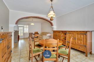 VERZORGDE GEZINSWONING OP EEN ONDERHOUDSVRIENDELIJK PERCEEL IN UIKHOVEN !We vinden deze open woning met een bewoonbare oppervlakte van 178 m² terug...