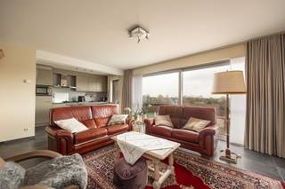 <p>Maak nu uw afspraak via onze website www.immovivo.be</p><p>MODERNE WONING IN LINT MET OPTIMAAL WOONCOMFORT</p><p>Dit recente appartement van 117m² werd gebouwd in 2013 en biedt een perfecte combinatie van modern design, ruimtelijkheid en praktische voorzieningen. Het pand is ideaal voor gezinnen of stellen die naar een comfortabele woning zoeken in een rustige woonomgeving. U dient de garagebox met ruime berging bij te huren voor 100 €/maand. De provisie voor de onkosten bedraagt 95 €/maand.</p><p>INDELING EN RUIMTELIJKHEID</p><p>Het appartement beschikt over twee ruime slaapkamers, bureau en één badkamer, voorzien van praktische en stijlvolle inrichting. De open woon- en eetkamer vormt het sociale hart van het huis met zijn genereuze afmetingen en natuurlijke lichtinval. De moderne keuken is volledig uitgerust met hoogwaardige apparatuur en een handige naastgelegen bijkeuken. De living is ruim en lichtrijk. In de hal is er een ingemaakte kast voorzien en een apart gastentoilet. Achteraan zijn er 2 slaapkamers en een bureau die allen uitgeven op een mooi West-gericht terras van waaruit u een prachtig zicht heeft over de natuur. De badkamer is voorzien van een dubbele lavabo en een douche in bad.</p><p>UITZONDERLIJKE VOORZIENINGEN</p><p>Een van de voornaamste voordelen van deze woning is de aanwezige ondergrondse garagebox met ruime berging. </p><p>LOCATIE</p><p>Het pand ligt in een moderne woonwijk in Lint, nabij alle nodige voorzieningen en met een mooi uitzicht op het omliggende landschap. Dit is een uitstekende keuze voor iedereen die naar een kwalitatieve, comfortabele woning zoekt in een aangename woonplek.</p><p></p>