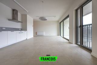 Dit prachtige lichtrijke nieuwbouwappartement te Leuven, maakt deel uit van Project Burenberg, gelegen in de rustige Kaboutermansstraat te Leuven. Met een bewoonbare oppervlakte van 83 m² biedt dit appartement een aangename en functionele indeling, ideaal voor zowel eigen bewoning als investering.<br /><br />De ruime leefruimte geniet van veel natuurlijke lichtinval en sluit naadloos aan op het zuidgerichte terras, waar het heerlijk vertoeven is. De open, hedendaagse keuken vormt het kloppend hart van de woning en is perfect geïntegreerd in de leefruimte.<br /><br />Het appartement beschikt over twee volwaardige slaapkamers en een moderne badkamer, afgewerkt met kwaliteitsvolle materialen in een frisse nieuwbouwstijl. Dankzij het energiezuinige karakter woon je hier niet alleen comfortabel, maar ook duurzaam. Verwarming gebeurt via aansluiting op het warmtenet, in combinatie met een warmtepomp voor verwarming en (passieve) koeling, zonnepanelen, slimme waterhuishouding en groendaken, wat resulteert in een laag verbruik en toekomstgericht wonen.<br /><br />Het is een autoluwe site dankzij ondergronds parkeren.<br /><br />Extra troeven zijn de ondergrondse parkeerplaats en private berging, wat zorgt voor extra gemak en opbergruimte. Bovendien geniet je van een vlotte bereikbaarheid en bevinden winkels, openbaar vervoer en andere voorzieningen zich op wandelafstand.<br /><br />Kortom, een instapklaar en energiezuinig appartement op een toplocatie in Leuven, waar comfort en bereikbaarheid hand in hand gaan.<br /><br />Geniet jij hier binnenkort van prachtige vergezichten over de Leuvense skyline, het park en het historische klooster op de site?<br /><br />Contacteer ons nu via rotselaar@immofrancois.be of 016/946.945<br /><br />Verkoop onder BTW<br /><br />