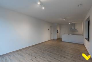 Recent gelijkvloers appartement met gezellige tuin en garage.<br /><br />We vinden dit recente, smaakvolle en energiezuinige appartement in hartje Geel. <br /><br />We komen binnen via de inkomhal die ons toegang geeft naar de woonkamer met open keuken. <br />Deze is lichtrijk vanwege de grote raampartijen en geeft een leuk uitzicht op het terras. <br />De open keuken werd volledig geïnstalleerd en geeft de moderne touch van het appartement weer. Aansluitend is er ook een grote berging. <br /><br />Verder beschikt het appartement over een ruime slaapkamer met tv-aansluitingen, een apart toilet en een badkamer met lavabo en inloopdouche.<br /><br />De tuin met terras van maar liefst 54 m² is volledig aangelegd en onderhoudsvriendelijk. <br />Tevens geeft deze ook doorgang naar de dubbele garage met automatische poort, die bij aan te kopen is aan een meerprijs van €20.000. <br /><br />Mis deze kans niet en plan uw afspraak op het nummer 014 58 02 08 of via info@immovl.be!