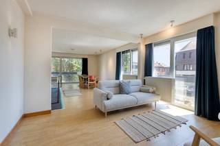 Dit opgeknapt hoekappartement is gelegen in Hasselt en heeft een oppervlakte van maar liefst 125m². Dankzij de grote ramen valt er veel licht binnen en de 3 terrassen/balkons nodigen uit om te ontspannen en van de frisse lucht te genieten. Het centrum van Hasselt ligt op nog geen 10 minuutjes wandelen.Met 2 comfortabele slaapkamers heb je voldoende ruimte voor jou en je gezin of gasten. De moderne en stijlvolle inrichting van de recent gerenoveerde keuken en badkamer straalt comfort uit, zodat je je meteen ontspannen thuis voelt.En het beste van alles: je hoeft je nooit zorgen te maken over parkeren, want dit appartement wordt geleverd met een eigen autostandplaatsINDELING- inkomhal- woonkamer met annex vernieuwde keuken- terras en 2 balkons- 2 slaapkamers- nieuwe badkamer met inloopdouche, lavabo en toilet- wasplaats/berging- apart toilet- kelderberging en ondergrondse autostandplaats EXTRA TROEVEN+ instapklaar+ gunstig EPC + centrum Hasselt + aangename indeling BEKNOPT Jaar einde opbouw: 1976KI: 964EPC-score: 121 kWh/m² (B label) Verwarming: CV-ketel (Vaillant, BJ 2022) Benieuwd naar dit appartement te koop? Bel of mail voor een afspraak: 011 30 50 50 of linda.jacobs@dewaele.comRelevante documenten zijn eveneens beschikbaar op onze website www.dewaele.comBestuursmaatregelen in het maatregelenregister: nee