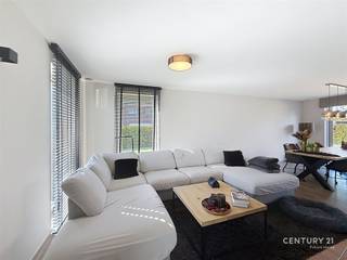 <p>Energiezuinige woning met drie slaapkamers, garage en tuin in Ramsel</p><p>Op het gelijkvloers bevinden zich de inkomhal met afzonderlijk toilet, een open keuken met leefruimte, een berging en een garage. Vanuit de leefruimte kijk je uit op de tuin. De eerste verdieping omvat drie slaapkamers en een badkamer. De afgewerkte zolder biedt bijkomende woon- en opbergruimte.</p><p>De woning behaalt EPC-label A.</p><p>Ideaal voor een gezin dat drie slaapkamers, een tuin, een garage en extra ruimte op zolder zoekt.</p><p>Maak een afspraak via 016 90 10 21 of info@future-home.be.</p><p>Woongebied met landelijk karakter, Vergunning,Verkavelingsvergunning, Geen dagvaarding, Geen voorkooprecht</p>
