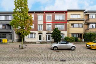 Dakappartement in kleinschalig gebouw met 2 slaapkamers, terrasje en mogelijkheid tot aankoop garagebox. <br /><br />Indeling: inkomhal met diverse ingemaakte kasten; apart toilet; gezellige en lichtrijke woonkamer; keuken; overdekt terras met verzicht; slaapkamer één aan straatkant, momenteel ingericht als hobbykamer; ruime masterbedroom aan de achterzijde; betegelde badkamer bevat douche, lavabo en aansluiting voor WM/DK. <br /><br />De kelderberging is inbegrepen in de vraagprijs. <br />Mogelijkheid tot aankoop van ruime, afgesloten garagebox met automatische poort. <br /><br />Algemeen: <br />- EPC label F (renovatieplicht) <br />- Elektrische rolluiken <br />- Centrale ligging nabij openbaar vervoer, winkels, centrum, scholen, etc.<br /><br />Bekijk zeker de 360° rondgang via onze website (+ mogelijkheid tot opmeten en ontmeubelen).<br />Alle attesten zijn beschikbaar onderaan op onze website. <br />Voor meer info of een bezoek: 0472 22 22 44 of thanee@solittvastgoed.be.