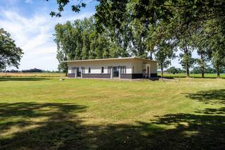 Cette villa unique conçue par Sottsass est située dans un cadre rural près du centre de Sijsele, à la frontière de Oedelem/Maldegem.La villa est...