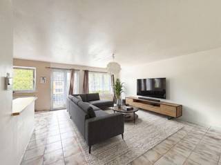 Appartement op het 2de verdiep met garageAppartement op de tweede verdieping (geen lift).Indeling: inkomhal, woonkamer met open keuken, 2 slaapkamers...