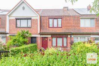 Op zoek naar een woning met ruimte, potentieel en een <strong>uitstekende ligging?</strong> Deze charmante woning in de Halvemaanstraat te Sint-Amandsberg biedt alles wat een gezin nodig heeft.<br /><br />Via de gezellige <strong>voortuin </strong>wordt u verwelkomd in de inkomhal, die toegang geeft tot de gezellige leefruimte. Aansluitend bevindt zich de keuken en de badkamer. Een absolute troef van deze woning is de <strong>uitzonderlijk diepe tuin</strong>, waar u in alle rust kunt genieten van het buitenleven. Via een <strong>achterliggend wegje</strong> is de tuin bovendien gemakkelijk bereikbaar voor fietsen, groenafval en andere praktische doeleinden. Op de eerste verdieping bevinden zich <strong>twee ruime slaapkamers</strong> en een <strong>bureau</strong>, ideaal als thuiswerkplek, hobbyruimte of kinderkamer. Vanuit het bureau leidt een vaste trap naar de <strong>derde slaapkamer</strong>.<br /><br />De woning is gelegen in een <strong>rustige straat</strong> in het gegeerde Sint-Amandsberg. Dankzij de centrale ligging bevinden winkels, scholen, openbaar vervoer (Dampoort, bushalte) en dagelijkse voorzieningen zich op korte afstand. Bovendien bent u in enkele minuten in het centrum van Gent en geniet u van een vlotte verbinding naar belangrijke invalswegen. De combinatie van een rustige woonomgeving en een uitstekende bereikbaarheid maakt deze locatie bijzonder aantrekkelijk voor gezinnen, koppels en pendelaars.<br /><br />Wenst u een bezoek in te plannen? Contacteer Laura via <strong>0492 07 26 62</strong> of <strong>laura@convas.be</strong>