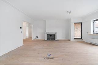 SCHRIJF JE IN VIA DE WEBSITE VOOR DE BEZOEKDAG OP 20/07!<br /><br />Ontdek de perfecte plek om thuis te noemen! Dit uitzonderlijke, recent gerenoveerde appartement van 140m² bevindt zich in het bruisende hart van Lokeren, met een adembenemend uitzicht op zowel het marktplein als het iconische Postgebouw. <br /><br />Met drie ruime slaapkamers biedt dit appartement voldoende ruimte voor jou en je gezin zonder in te boeten aan comfort en privacy. Heldere, open ruimtes, badend in natuurlijk licht, scheppen de ideale omgeving om met vrienden samen te komen, te onthaasten na een lange werkdag en simpelweg voluit te genieten van het gezinsleven.<br /><br />Elk aspect van dit appartement weerspiegelt elegantie en degelijkheid, van de fraai afgewerkte kamers tot de details die doorheen het gehele appartement zijn terug te vinden. Maar ongetwijfeld is de kroonjuweel van deze woning het fenomenale vergezicht op het Postgebouw en het levendige marktplein, dat wordt sierlijk doorkruist door de Durme – uitzonderlijke schoonheid die je vanuit de enthousiasme van je eigen woonkamer kunt bewonderen.<br /><br />Woon in het centrum van alles wat Lokeren te bieden heeft? Contacteer ons voor verdere informatie en laat dit appartement dat klaar is voor jouw stempel, groeien van een droom naar werkelijkheid.