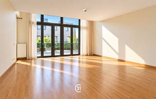 Doe een bod vanaf 349 000 EURWelkom in dit energiezuinige (EPC C) duplex-appartement in Anderlecht. met een bewoonbare oppervlakte van 127 m² is er geen gebrek aan ruimte. Dit pand biedt vier slaapkamers, een badkamer, en een douchekamer, verdeeld over 2 niveaus. Het appartement beschikt over een prachtige open woonkamer met houten vloeren. Grote ramen bieden overvloedig daglicht en zorgen voor een aangename leefomgeving. De keuken is volledig uitgerust en praktisch ingericht, perfect voor het bereiden van uw lievelingsgerechten.De vier ruime slaapkamers bieden voldoende ruimte voor het hele gezin of kunnen worden ingericht als bureau. U kan eveneens genieten van een badkamer, met douche en bad, alsook van een aparte douchekamer. Als kers op de taart, kan u gebruik maken van een ruim terras, waar u tot rust kan komen na een lange werkdag, en waar de kinderen in veiligheid kunnen spelen.De locatie in Anderlecht biedt toegang tot diverse voorzieningen, scholen en openbaar vervoer.Laat deze opportuniteit niet liggen, en neem vandaag nog contact op.