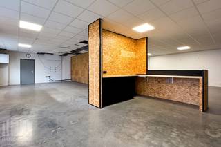 Magnifiek gelegen<strong> kantoorruimte van 529 m²</strong> te koop met visibiliteit vanaf de bedrijvige Pontbeeklaan aan de rand van Brussel (Zellik).<br />Fenomenale bereikbaarheid dankzij de nabijheid van de <strong>R0 en de E40. </strong><br /><br />De <strong>kantoorruimtes</strong> bevinden zich in het kwalitatieve <strong>Sphere Business Park</strong> , het gebouw is opgebouwd uit een stevige betonstructuur met polybetonvloeren (3 T/m²) en is uitgerust met moderne technieken zoals TL/LED-verlichting, ventilatiesystemen, een warmtepomp en airco die zowel kan verwarmen als koelen. Verwarming gebeurt via een recente gasketel, wat zorgt voor extra efficiëntie. Met maar liefst <strong>100 zonnepanelen</strong> en een energieneutraal op het 1ste verdiep biedt dit pand een vooruitstrevend antwoord op hedendaagse energie-uitdagingen.<br />Naast functionele troeven zoals een lift, camerabewaking en <strong>10 parkeerplaatsen</strong>, beschikt het gebouw ook over een ruime, rustige binnentuin, een volledig uitgeruste fitness en een luxueuze keuken op de 1ste verdieping.<br />Dit pand is uitermate geschikt voor uiteenlopende invullingen en biedt dankzij zijn moderne infrastructuur en energiezuinige karakter een bijzonder interessante opportuniteit voor wie toekomstgericht wil investeren.<br /><br />De <strong>opslagruimte van +/- 205 m²</strong> met een vrije hoogte van 6 m en geïsoleerd dak is bijzonder functioneel en kwalitatief afgewerkt, ideaal voor diverse logistieke of bedrijfsmatige toepassingen. Opgetrokken in een solide betonstructuur met polybetonvloeren die een belasting tot 3 T/m² aankunnen, biedt deze ruimte de nodige stevigheid voor zowel zware als lichte opslag. Dankzij een grote lichtstraat en efficiënte LED-verlichting is de ruimte aangenaam verlicht, <strong>2 ruime sectionale poorten</strong> van 4 m B x 4,5 m H zorgen voor een vlotte toegang. <br /><br />Aarzel niet en contacteer<strong> PANORAMA B2B</strong> voor bijkomende inlichtingen, plannen of een plaatsbezoek <strong>0477 09 00 09</strong>.
