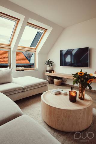 Ontdek dit prachtig gerenoveerde appartement in het hart van Sint-Truiden. Dit appartement uit 2006, werd reeds volledig gerenoveerd met hoogwaardige materialen en modern design, en biedt alle comfort en elegantie die u zich kunt wensen. Gelegen in de rustige Lepelstraat, op wandelafstand van scholen, winkels, het zwembad en openbaar vervoer, bevindt deze duplex zich op slechts 7 minuten wandelen van de gezellige Grote Markt, wat zorgt voor een levendige en gemakkelijke leefomgeving. Kortom, de ideale uitvalsbasis.<br /><br />Met een bewoonbare oppervlakte van 114m<sup>2</sup> en twee gezellige, inpandige terrassen, is dit duplex-appartement met drie slaapkamers de ideale starterswoonst in een stedelijke omgeving.<br /><br />We betreden het appartement via de gemeenschappelijke trappenhal aan de buitenzijde van het complex. We worden er verwelkomd via het eerste open terras. De inkomhal vormt de connectie tussen de ruime leefruimte met open keuken, het gastentoilet en de wasplaats/berging met alle nuttige voorzieningen voor wasmachine en droogkast alsook de CV-ketel. De leefruimte is ingericht met een gezellige zithoek en een leuke eetkamer. De grote VELUX-partijen en het schuifraam naar het inpandig terras zorgen voor heel wat natuurlijke lichtinval. Aansluitend aan de eetkamer vinden we een volledig ingericht keuken waarin alle toestellen voorzien zijn zoals een heteluchtoven, een afwasmachine, een dampkap, een inductiekookplaat, alsook een geïntegreerde spoelbak. Het overdekt terras geniet van een wijd uitzicht over de Truiense stadstuintjes.<br /><br />Via de naastliggende hal komen we terecht in het nachtgedeelte. Dit gedeelte bestaat op de gelijkvloerse verdieping van het appartement uit twee kinderkamers, momenteel ingericht als dressing en bureel, alsook een badkamer met lavabomeubel en inloopdouche. De houten trap brengt ons naar de masterbedroom. Voorzien van een apart toilet en een geïntegreerde badkamer met vrijstaand ligbad en lavabo, is dit de ideale plaats om 's morgens wakker te worden. Via het inpandig balkon genieten we 's winters van de ochtendzon die binnenvalt.<br /><br />Het appartementsgebouw beschikt over een gemeenschappelijke fietsenberging.<br /><br />Op zoek naar de ideale starterswoonst, instapklaar en vlakbij alle voorzieningen? Aarzel dan niet en bel ons snel op 011 70 70 19.