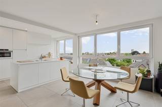 <p><span>Dit prachtige appartement is gelegen op een van de meest begeerde lanen in Aalst. Op wandelafstand van het centrum en stadspark. <br /><br />Dit appartement bestaat uit een grote inkomhal, ruime lichtrijke leefruimte met open geïnstalleerde keuken en prachtig zicht over Aalst. Achteraan het appartement zijn er twee ruime slaapkamers. De badkamer is voorzien van een mooie inloopdouche en badkamermeubel. Verder heeft dit appartement nog een apart toilet en een praktische berging.<br /><br />Het aangename Zuid-Westgerichte terras (met zicht op groen) bevindt zich achteraan het appartement. Het appartement beschikt ook nog over een ruime private kelder.</span></p><p><span>Zeer mooi appartement op toplocatie en afgewerkt met duurzame materialen. </span></p><p><span> </span></p><p><span>Verder is er nog de mogelijkheid tot aankoop van een garagebox (30.000 euro)</span></p><p><span> </span></p><p><span>Voor meer informatie en/of een bezoek, contacteert u Sébastien van Immo Zone op het nummer 0486/ 41. 85. 66.</span></p>