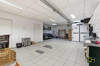 Op een vlot bereikbare locatie langs de Alphonse Claeys-Bouüaertlaan in Mariakerke bevindt zich dit handelspand met een oppervlakte van ca. 85 m². <br /><br />Het pand is momenteel verhuurd en beschikt over een praktische indeling en een goede visibiliteit, wat het geschikt maakt voor diverse commerciële activiteiten of vrije beroepen. <br /><br />Daarnaast is het pand energiezuinig met een EPC-label B en werd de elektrische installatie conform gekeurd. De combinatie van de gunstige ligging, de bereikbaarheid en de kwalitatieve kenmerken maken dit een interessante eigendom met verschillende mogelijkheden. <br /><br />Wenst u meer info of een afspraak ter plaatse? Contacteer ons via 09 395 05 40 of verkoop@concept-home.be