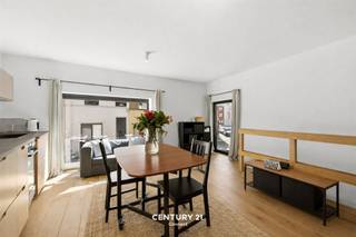 <p>In de Arnould Nobelstraat te Leuven, een zeer centraal gelegen locatie in Hartje Leuven doch rustig omgeven door tal van faciliteiten. Zo heb een supermarkt om de hoek en het openbaar vervoer, het Stadscentrum, campussen en Tuin de Walque... in de zeer korte nabijheid. De unit zelf betreft een flat (+/- 40m²) verdeeld over twee verdiepen gekenmerkt door een hoogwaardige afwerking waarbij aandacht voor kwalitatieve materiaalkeuzen niet ontbrak. Zo heeft het appartement een eiken parketvloer en is de keuken volledig uitgerust met kwaliteitsvolle toestellen. Ook werd de unit ontworpen met een maximale benutting naar opbergruimte toe maw de ruimten zijn optimaal benut. De slaapkamer, bureauhoek en badkamer kan je vinden op de gelijkvloerse verdieping. Verdieping 1 omvat de leefruimte met keuken. Opvallend zijn de grote raampartijen met zijn lichtinval. Bijkomend bieden wij u een ondergrondse autostaanplaats aan wat uniek is in de stad en dit inclusief de vraagprijs. <br /><br />Interesse in een bezoek ter plaatse? Met plezier! Contacteer onze Expert Investeringsvastgoed Jacky: 0495 53 46 49 of jacky@connect-immo.be<br />EPC: Label A - 92 kWh/m²</p>